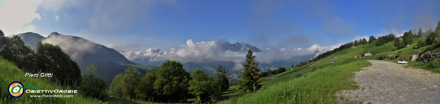 11 Partenza dal parcheggio d'Alpe Arera (1600 m) con nubi sparse sulle cime.jpg